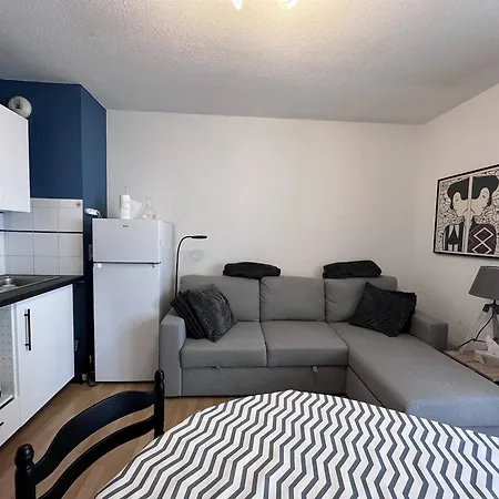 Cosy A Avec Terrasse Et Local A - Fr-1-812-84 Apartment